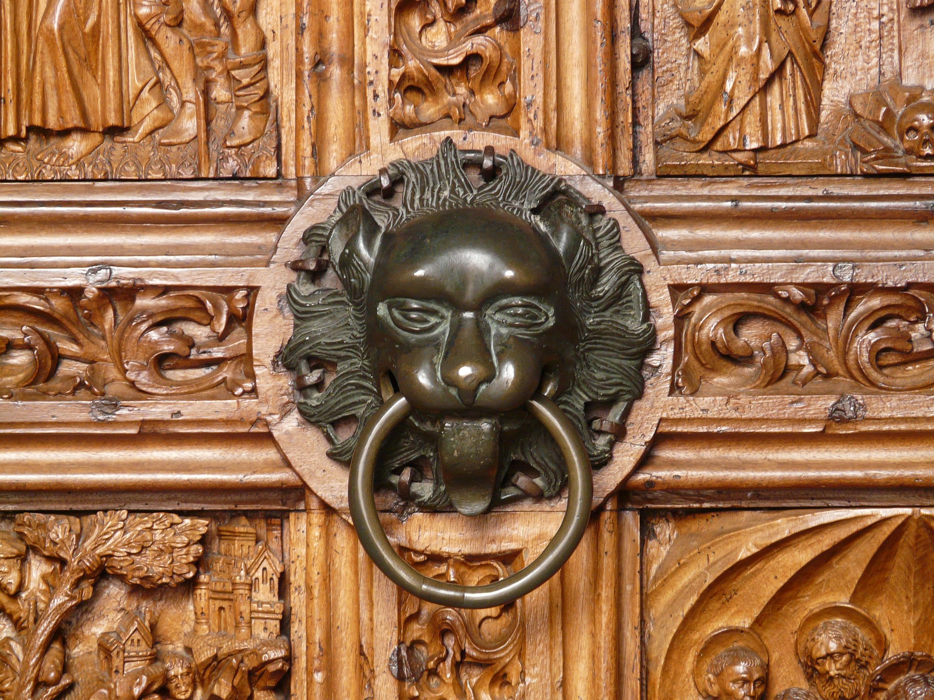 doorknocker-52547_1920